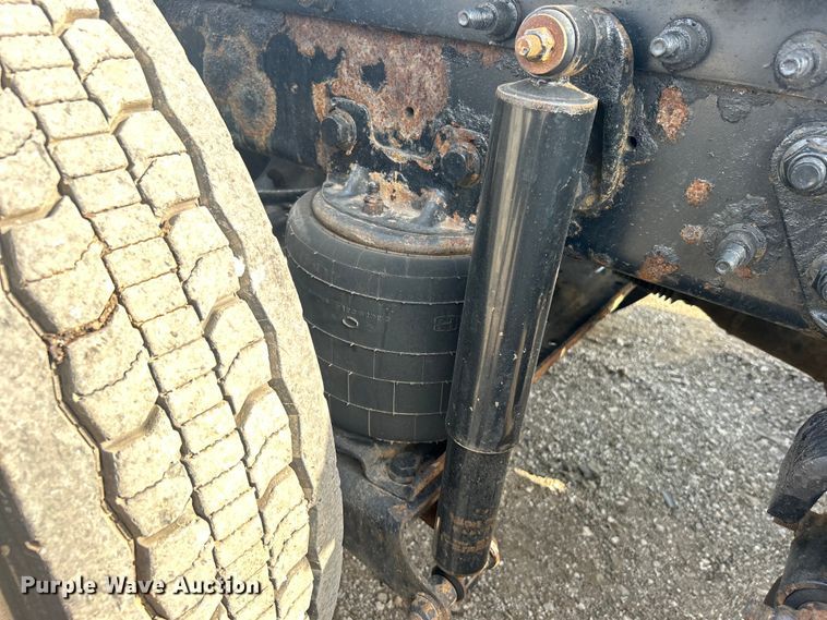 image for item EG0713 2011 International  9900ix semi truck