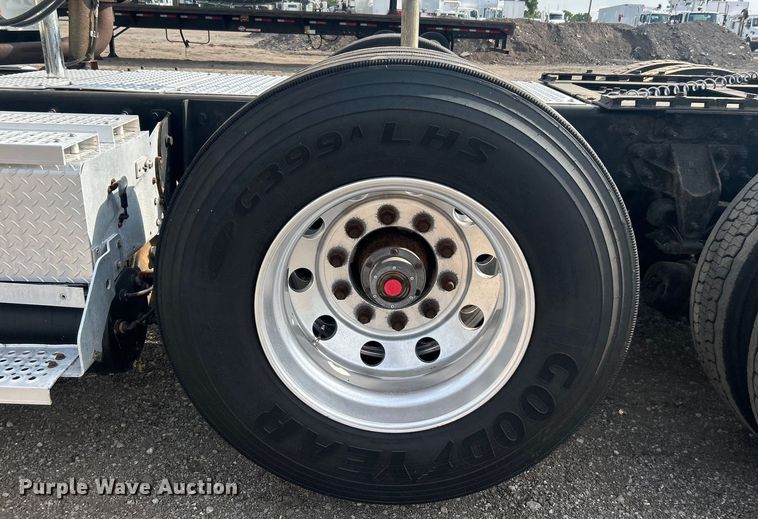 image for item EG0713 2011 International  9900ix semi truck