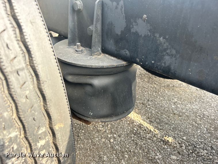 image for item EG0713 2011 International  9900ix semi truck