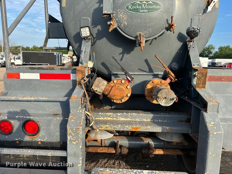 image for item EG0732 2012 Dragon Products, Inc. vacuum trailer