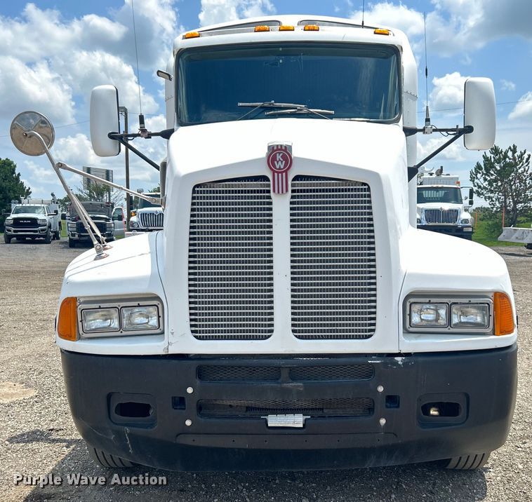 image for item EG0741 2005 Kenworth T600 semi truck