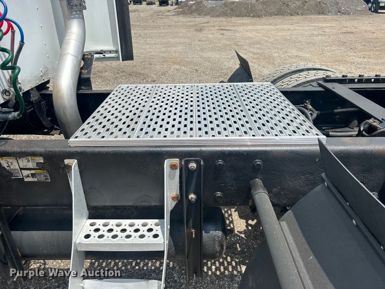 image for item EG0741 2005 Kenworth T600 semi truck