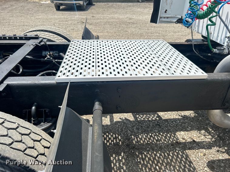 image for item EG0741 2005 Kenworth T600 semi truck