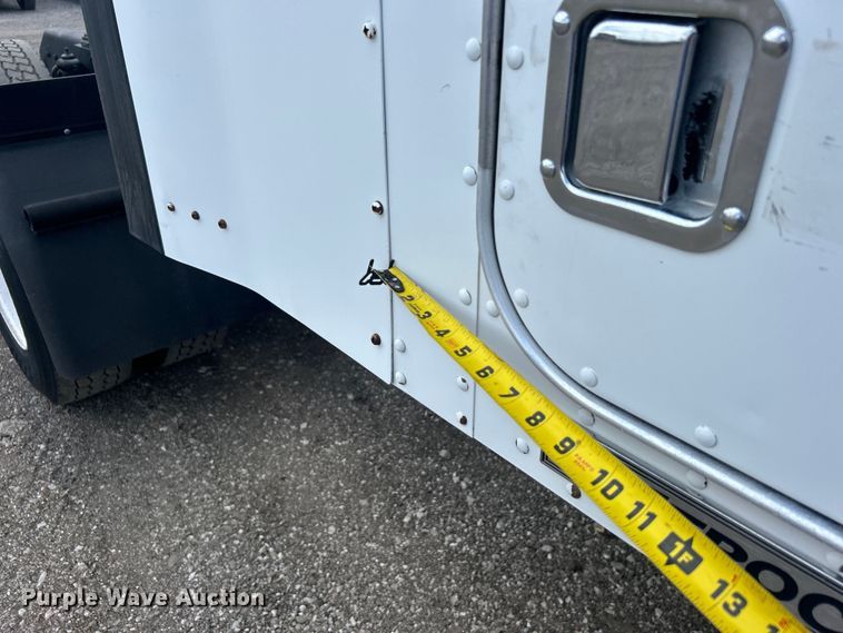 image for item EG0741 2005 Kenworth T600 semi truck