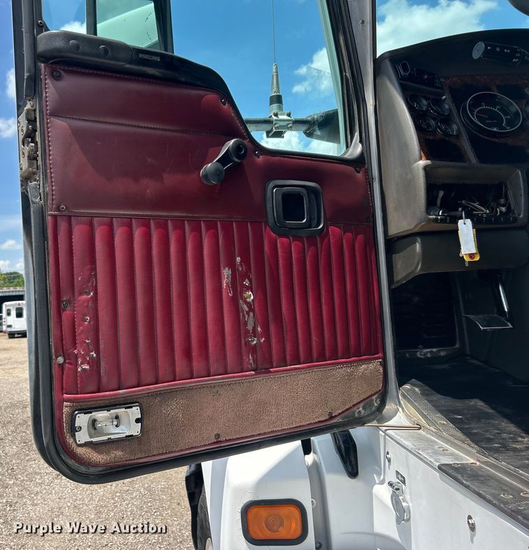 image for item EG0741 2005 Kenworth T600 semi truck