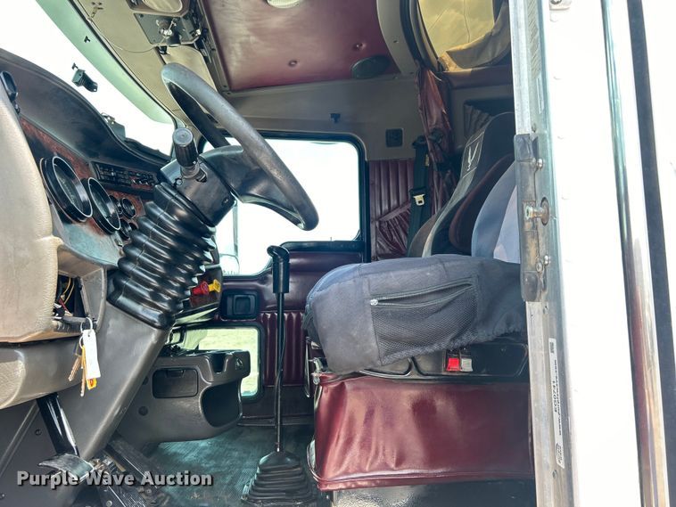 image for item EG0741 2005 Kenworth T600 semi truck