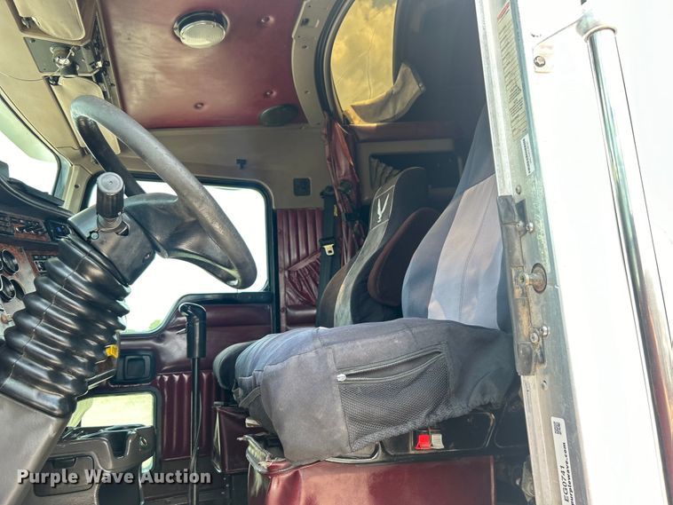 image for item EG0741 2005 Kenworth T600 semi truck