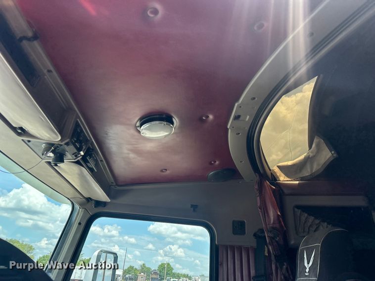 image for item EG0741 2005 Kenworth T600 semi truck