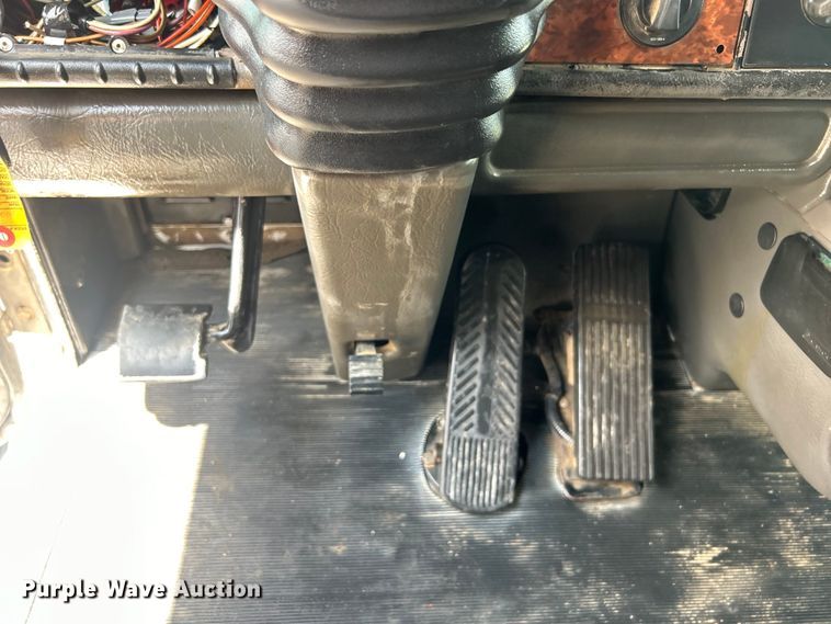 image for item EG0741 2005 Kenworth T600 semi truck