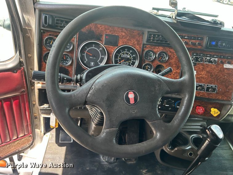 image for item EG0741 2005 Kenworth T600 semi truck