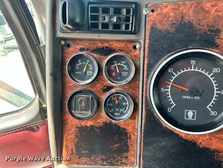 image for item EG0741 2005 Kenworth T600 semi truck