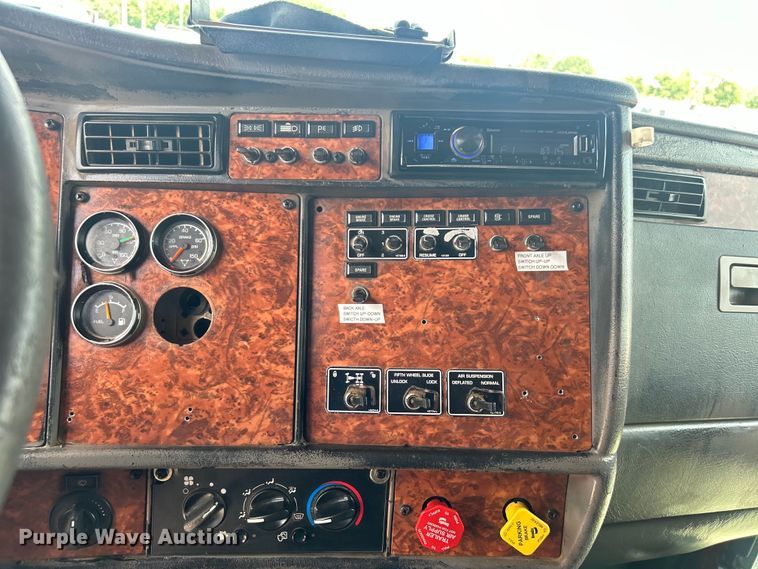 image for item EG0741 2005 Kenworth T600 semi truck