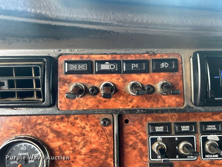 image for item EG0741 2005 Kenworth T600 semi truck