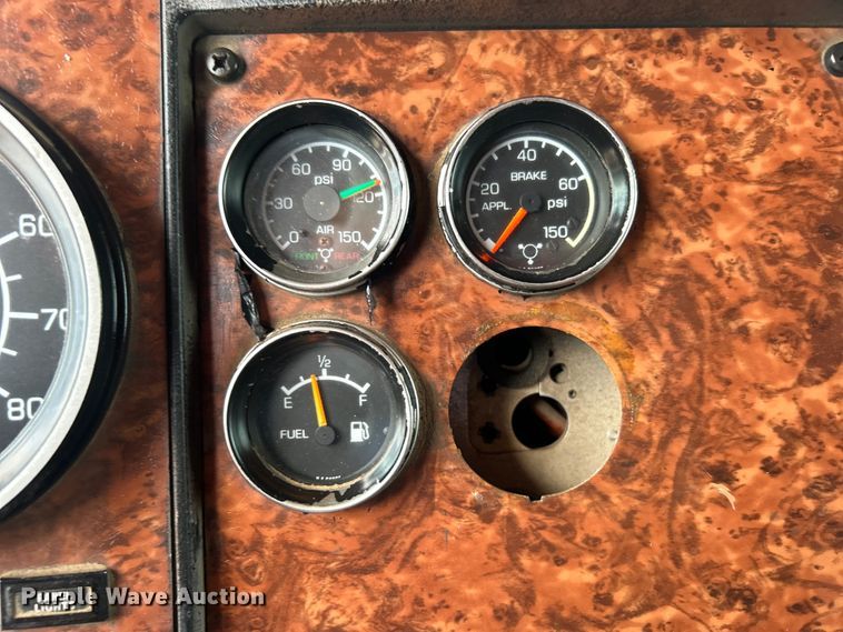 image for item EG0741 2005 Kenworth T600 semi truck