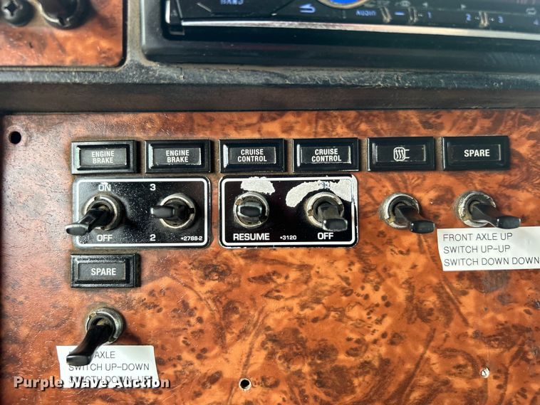 image for item EG0741 2005 Kenworth T600 semi truck