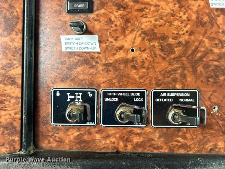 image for item EG0741 2005 Kenworth T600 semi truck