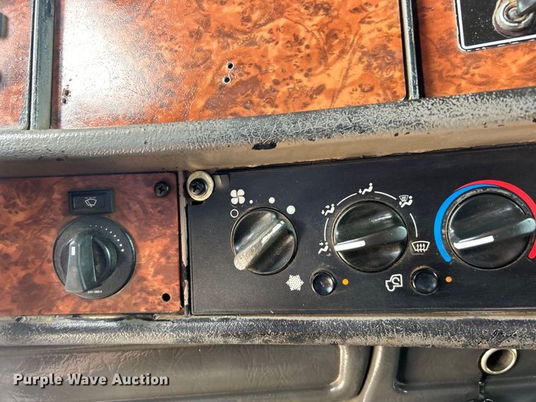 image for item EG0741 2005 Kenworth T600 semi truck