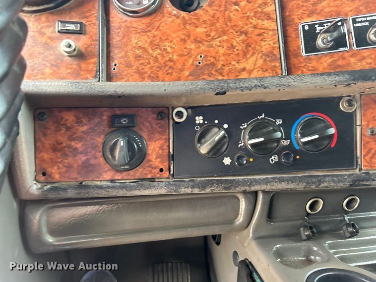 image for item EG0741 2005 Kenworth T600 semi truck