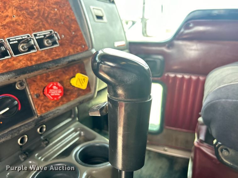 image for item EG0741 2005 Kenworth T600 semi truck