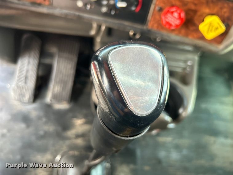 image for item EG0741 2005 Kenworth T600 semi truck