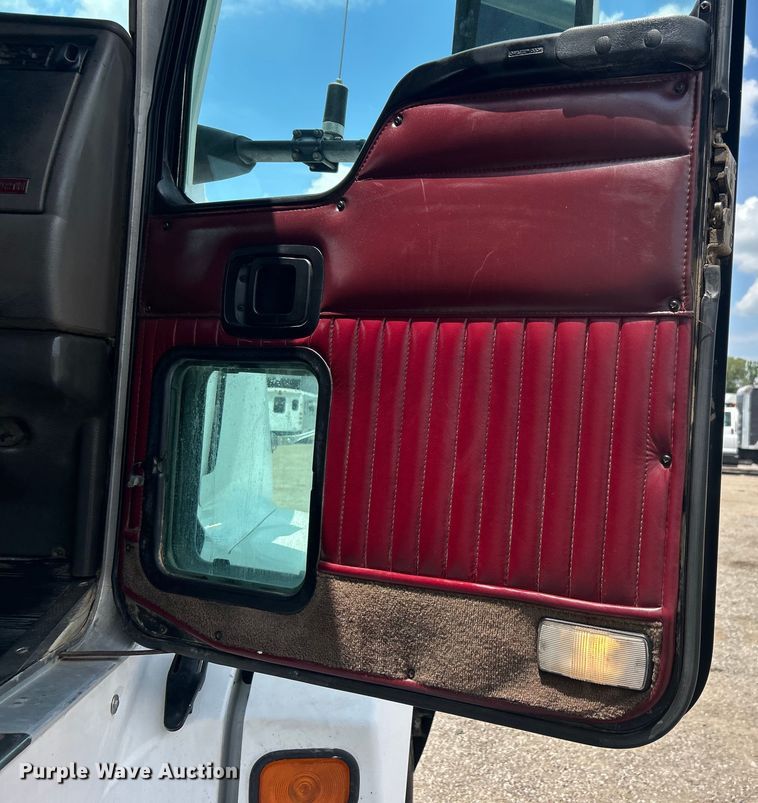 image for item EG0741 2005 Kenworth T600 semi truck