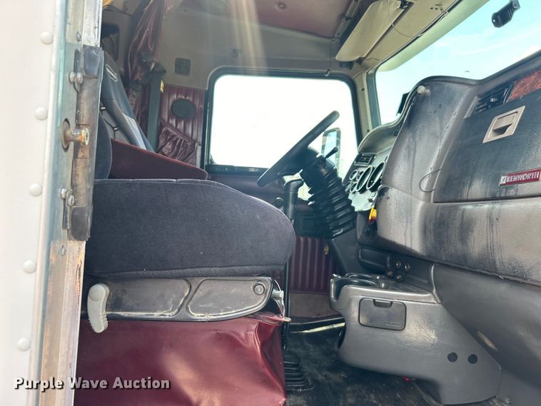 image for item EG0741 2005 Kenworth T600 semi truck