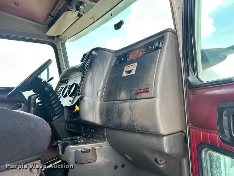 image for item EG0741 2005 Kenworth T600 semi truck