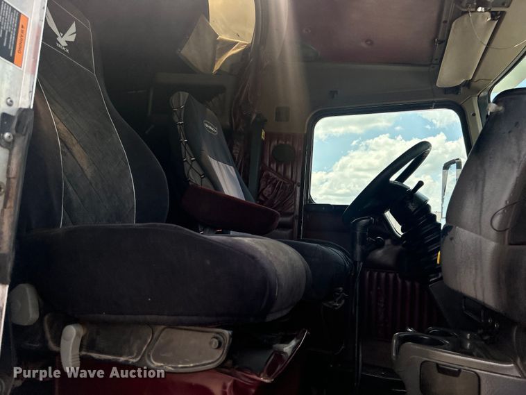 image for item EG0741 2005 Kenworth T600 semi truck