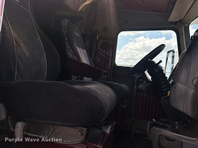 image for item EG0741 2005 Kenworth T600 semi truck