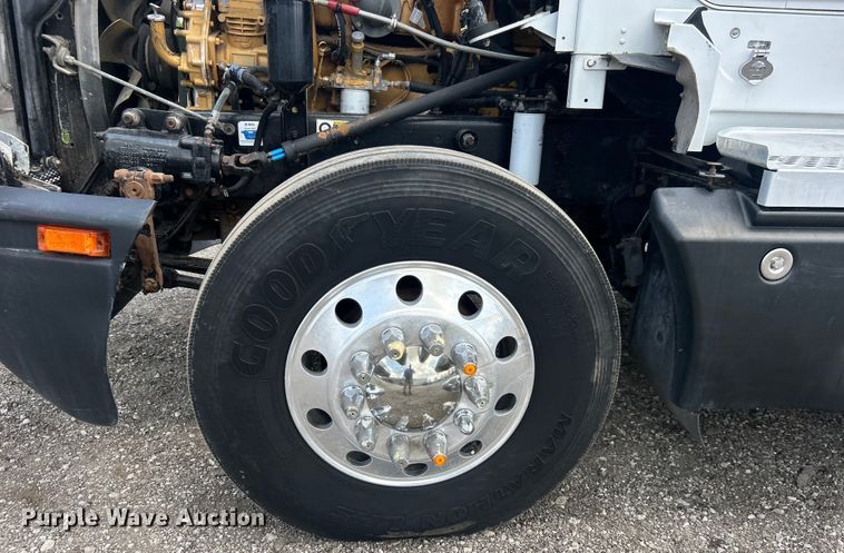 image for item EG0741 2005 Kenworth T600 semi truck