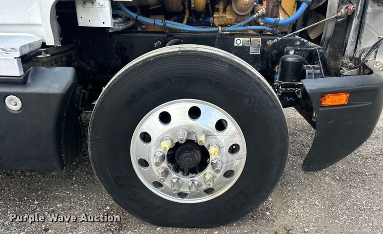 image for item EG0741 2005 Kenworth T600 semi truck