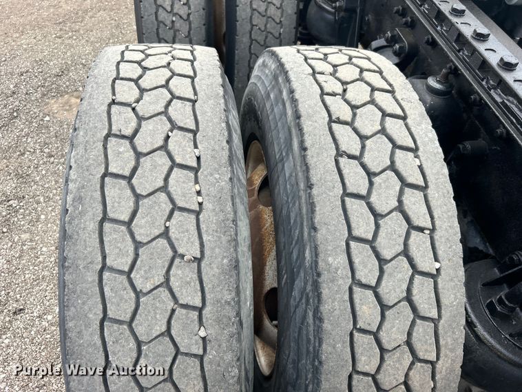 image for item EG0741 2005 Kenworth T600 semi truck