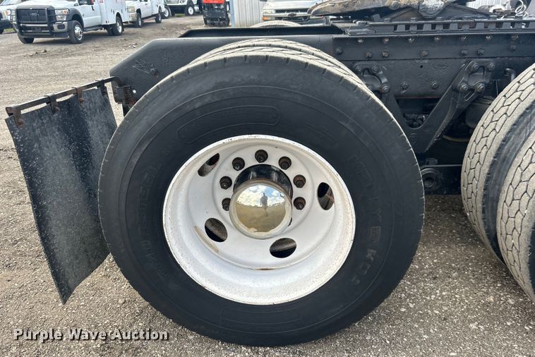 image for item EG0741 2005 Kenworth T600 semi truck