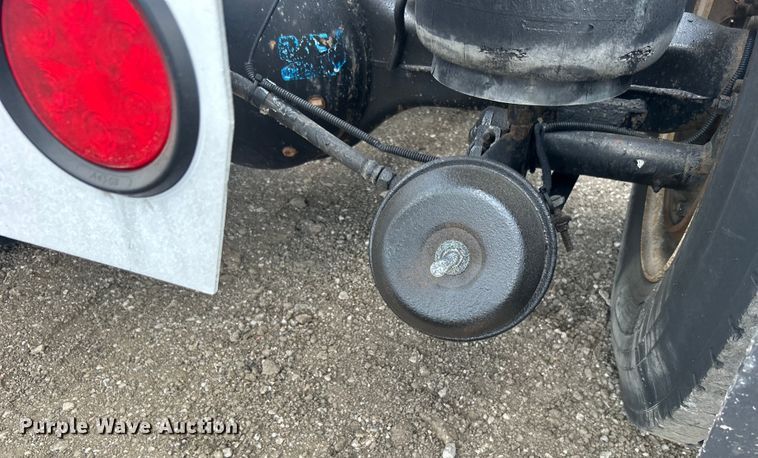 image for item EG0741 2005 Kenworth T600 semi truck