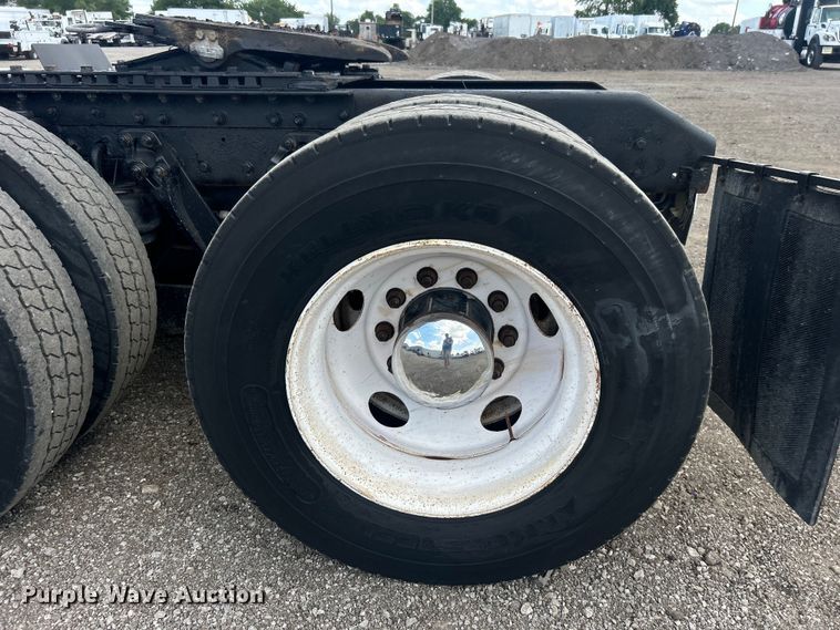 image for item EG0741 2005 Kenworth T600 semi truck