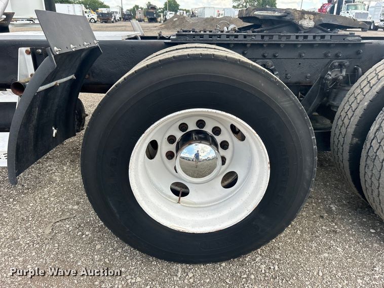 image for item EG0741 2005 Kenworth T600 semi truck