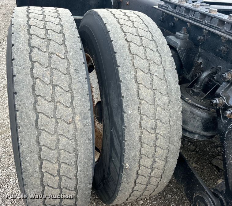 image for item EG0741 2005 Kenworth T600 semi truck