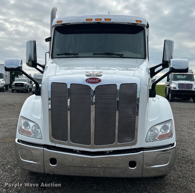 image for item EG0758 2019 Peterbilt  579 semi truck