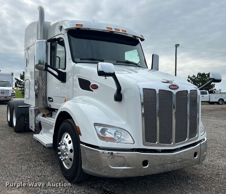 image for item EG0758 2019 Peterbilt  579 semi truck