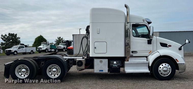 image for item EG0758 2019 Peterbilt  579 semi truck