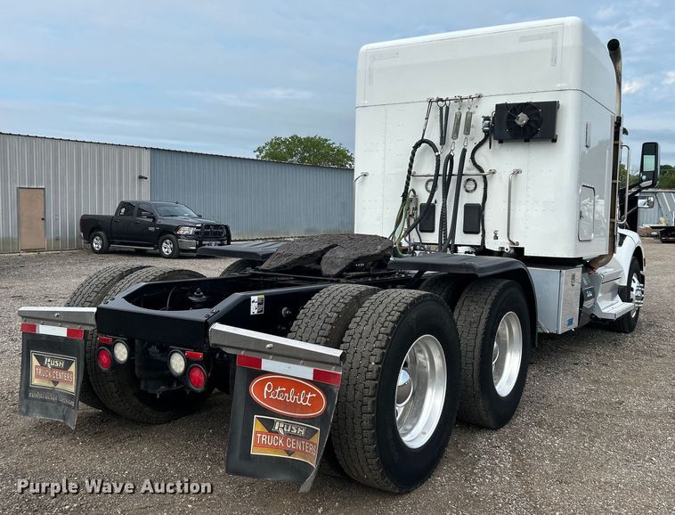 image for item EG0758 2019 Peterbilt  579 semi truck