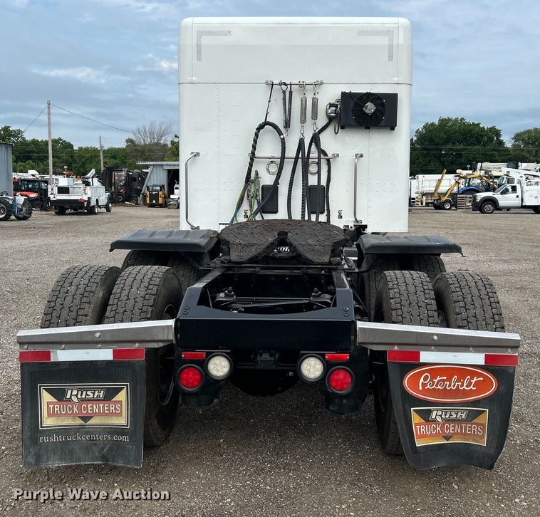 image for item EG0758 2019 Peterbilt  579 semi truck