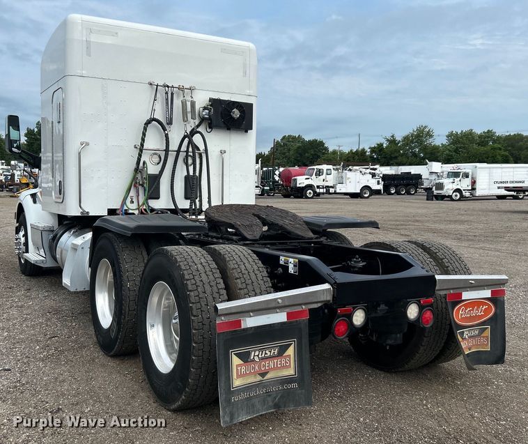 image for item EG0758 2019 Peterbilt  579 semi truck