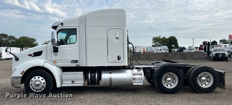 image for item EG0758 2019 Peterbilt  579 semi truck