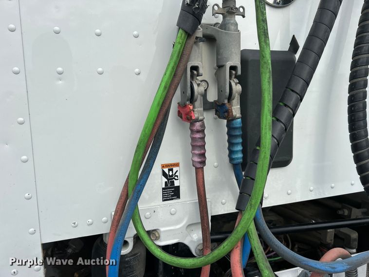 image for item EG0758 2019 Peterbilt  579 semi truck