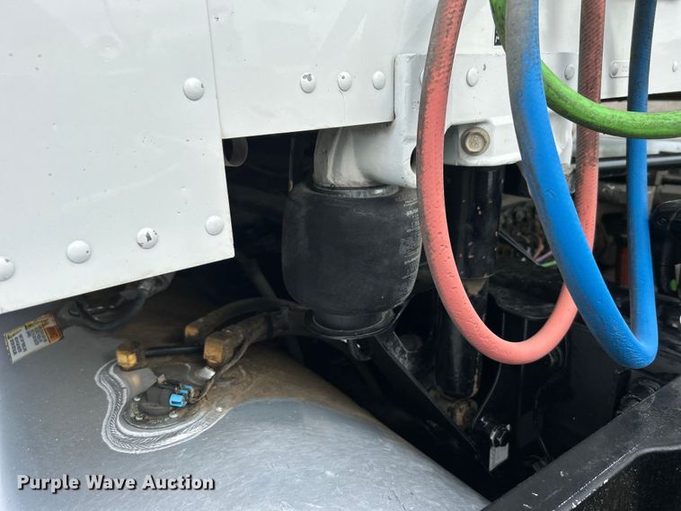 image for item EG0758 2019 Peterbilt  579 semi truck