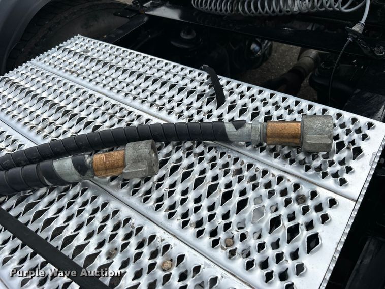 image for item EG0758 2019 Peterbilt  579 semi truck