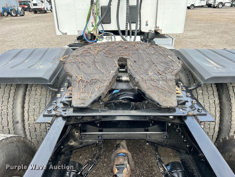 image for item EG0758 2019 Peterbilt  579 semi truck