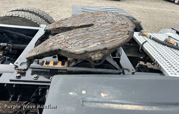 image for item EG0758 2019 Peterbilt  579 semi truck