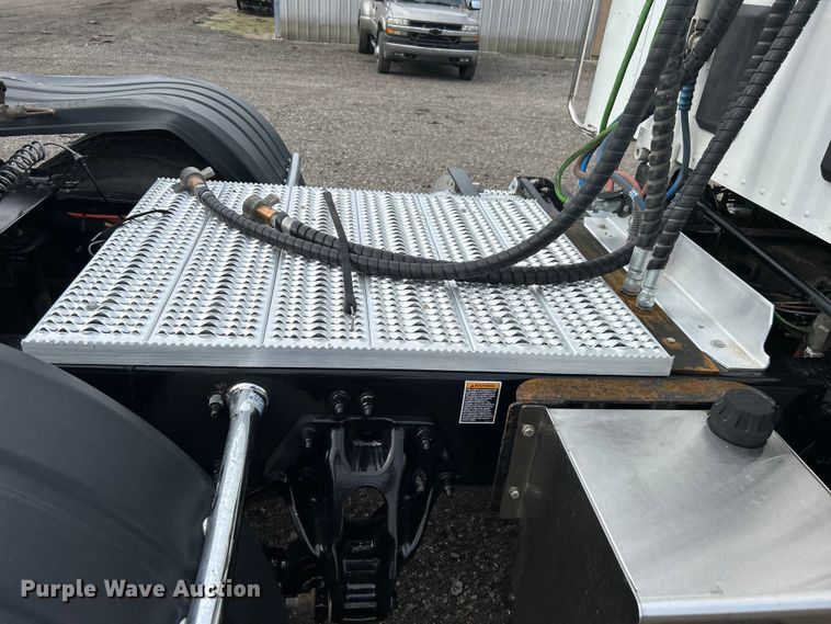 image for item EG0758 2019 Peterbilt  579 semi truck